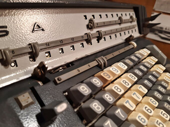 Funkční elektromechanická kalkulačka Nisa PK5 z roku 1974 - 2