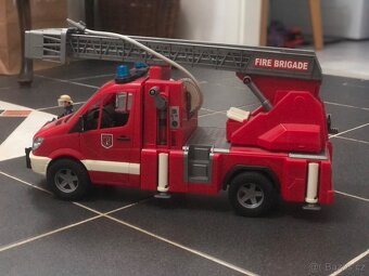 Bruder Hasičské auto Medcedes + figurka hasiče - 2