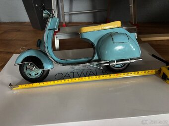 Prodám model vespa ,kniha - 2