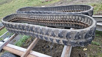 2x pás na bagr 300x52.5x84 - 2