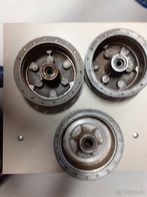 2x střed kola jawa pionyr 20-21-23, 1x jawa 550 - 555 - 2