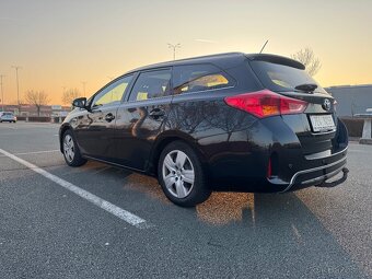 Toyota Auris hybrid - 2