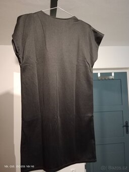 Černé šaty s kapsičkami - 2