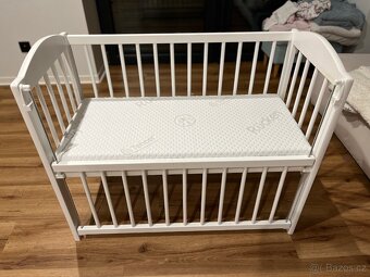 Dřevěná dětská postýlka s kolečky a matrací - 2