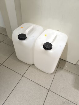 Plastové kanystry 20 litrů - 2