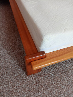 Prodám postel z masivu - 2