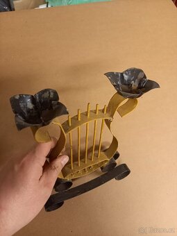 Kovový starožitný svícen - 2