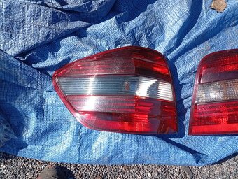 MERCEDES ML W164 ZADNÍ SVĚTLO PRAVÉ I LEVÉ KLASIK NA ŽÁROVKY - 2