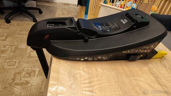 Britax safe core + isofix základna - 2