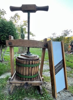 Starý ruční dřevěný lis na ovoce + staré struhadlo – krásná - 2