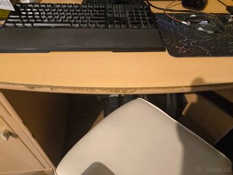 Psací stůl se stěnou s policemi - 2