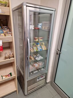 prosklená stojací vitrína - 2