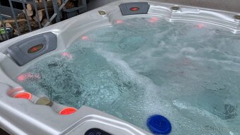 Prodám vířivku Kilimanjaro Deluxe Pearl White pro 6 osob - 2