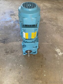 Elektromotor s převodovkou - 2
