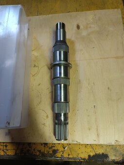Manitou výstupní hřídel převodovky Dana - 2