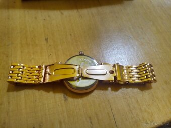 Dámské hodinky - cena 600,-Kč - 2