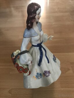 Porcelánová soška dámy s košíkem - 2