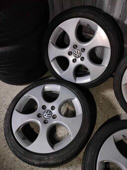 4ks alu disky orig. VW 5x112 r18 pneu 225/40 r18 - 2