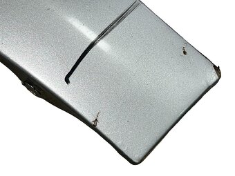 Levý blatník stříbrná metalíza LA7W VW Caddy 2k r.v. 2008 - 2