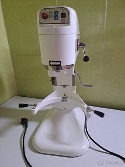 UNIVERZÁLNÍ KUCHYŇSKÝ ROBOT - 2