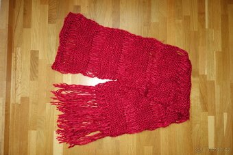 Dlouhá pletená červená dámská šála - 2