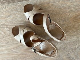 Prodám letní sandálky Baťa na podpatku - 2