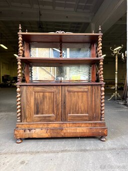 Starožitná komoda s policí (132024) - 2