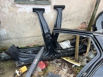 Zadní blatníky sloupek prah BMW F11 - 2