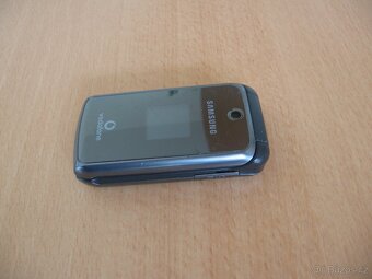 Tlačítkový mobil "véčko" zn. Samsung - 2