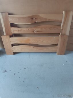 prodám dřevěnou postel i s roštem 200x90cm cena 800kč - 2