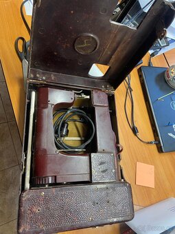 kufříkový el. šicí stroj - 2