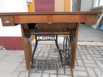 Starý šicí stroj LADA - 2