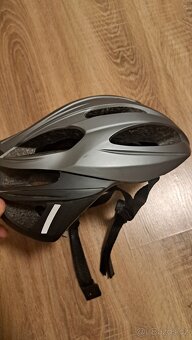 Cyklistická helma - super stav - 2