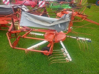 Shrnovač sena skladem - 2