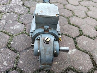 Elektro motor s převodovkou - 2