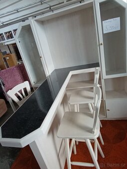 Bar včetně barových židlí. - 2