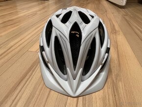 Cyklistická helma, zámek a pumpička - 2