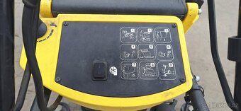 Čistící stroj na podlahy Karcher - 2