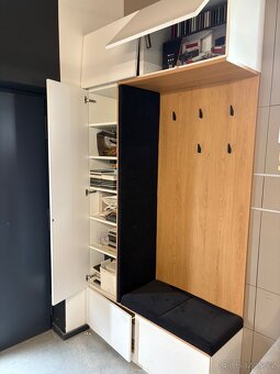Skříň s čalouněným sezením - 2