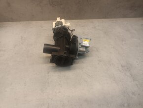 Čerpadlo z pračky Whirlpool FSCR 10432 - zánovní - 2