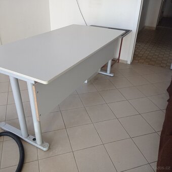 Velký kancelářský stůl s šuplíky - 2