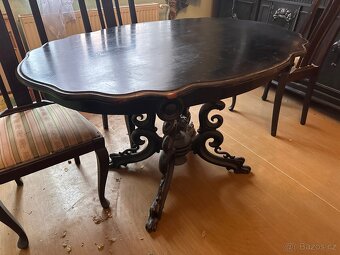Dřevěný jídelní stůl - 2