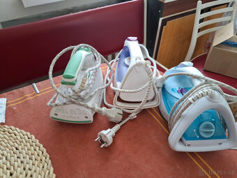 Prodám starší napařovací žehličky - 2