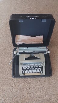Prodám švýcarský starožitní psací stroj Hermes v kufríku - 2