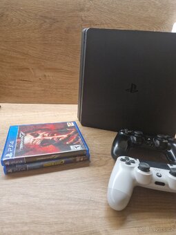 PS4 + 2 ovladače + 2 hry - 2
