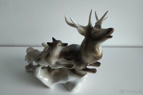 Sousoší jelen a vlk porcelánové Royal Dux Bohemia - 2