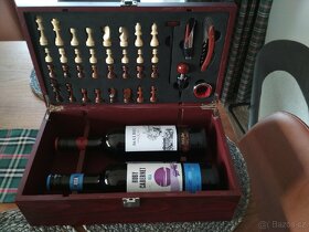 Dřevěná kazeta na šachy + víno a doplňky - 2