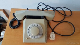 Starý telefon retro pevná linka - 2