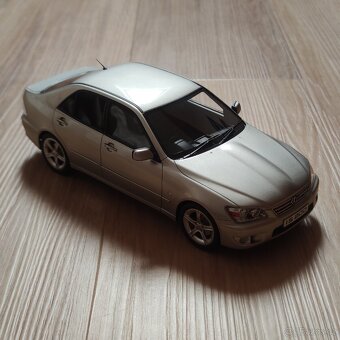 Limitovaný model Lexus IS200 v měřítku 1:18 - 2