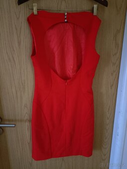 krásné červené šaty. - 2